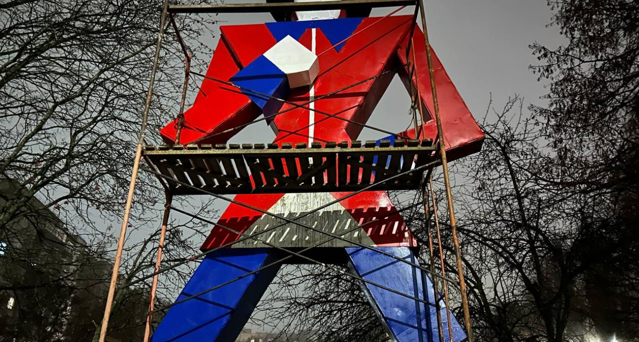 В сквере «Гулливер» Курска начали восстанавливать фигуру персонажа и красить будки