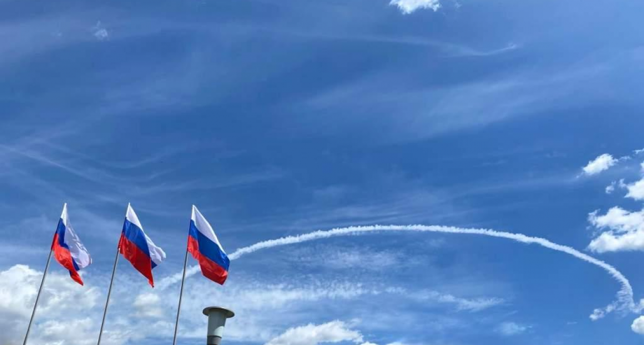 Курян призвали отойти от окон: ПВО отражает атаку беспилотников над регионом