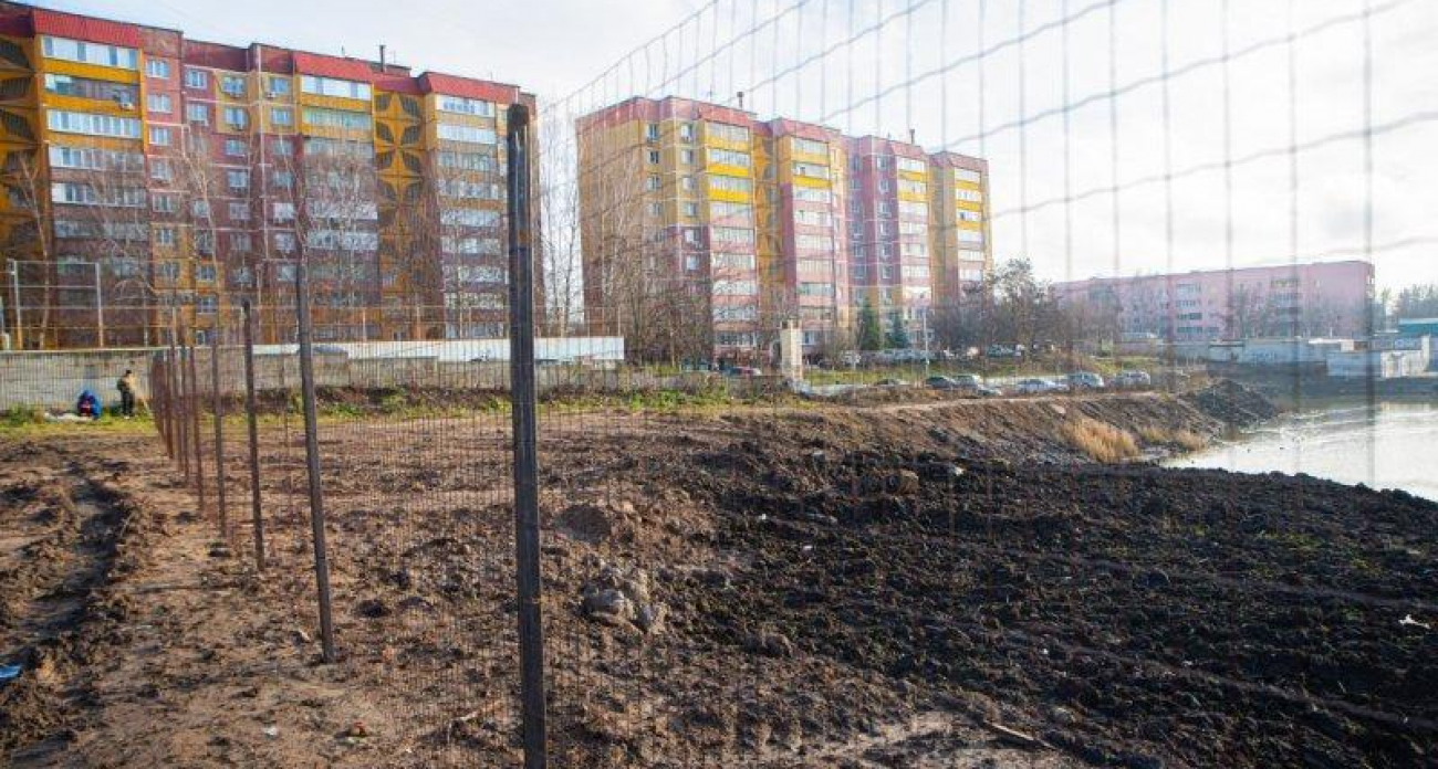 Озеро в Курске огородили забором после провала благоустройства из-за «особенностей грунта»