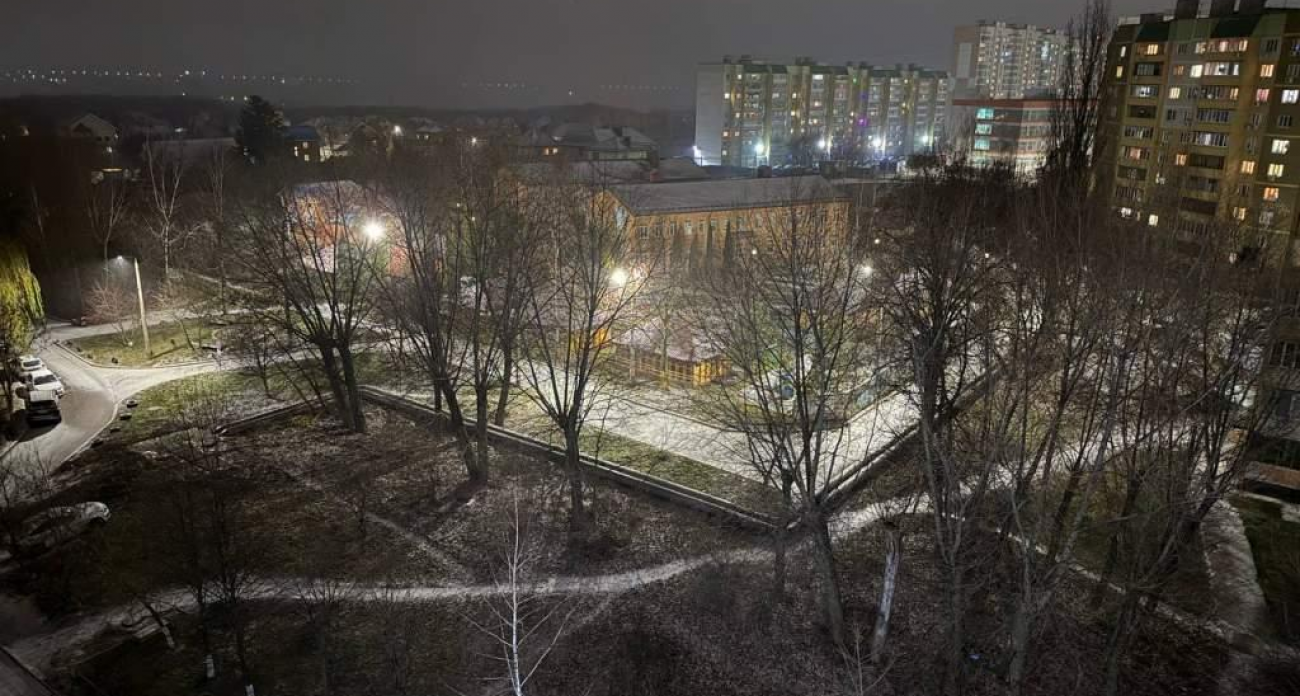 Курск готовится к гололедице: спецтехника вышла на превентивную обработку дорог