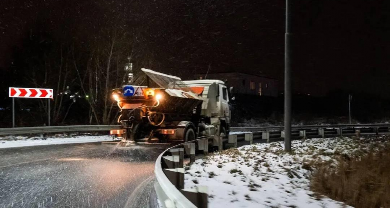 Первый снег в Курской области: 128 единиц техники расчищают дороги