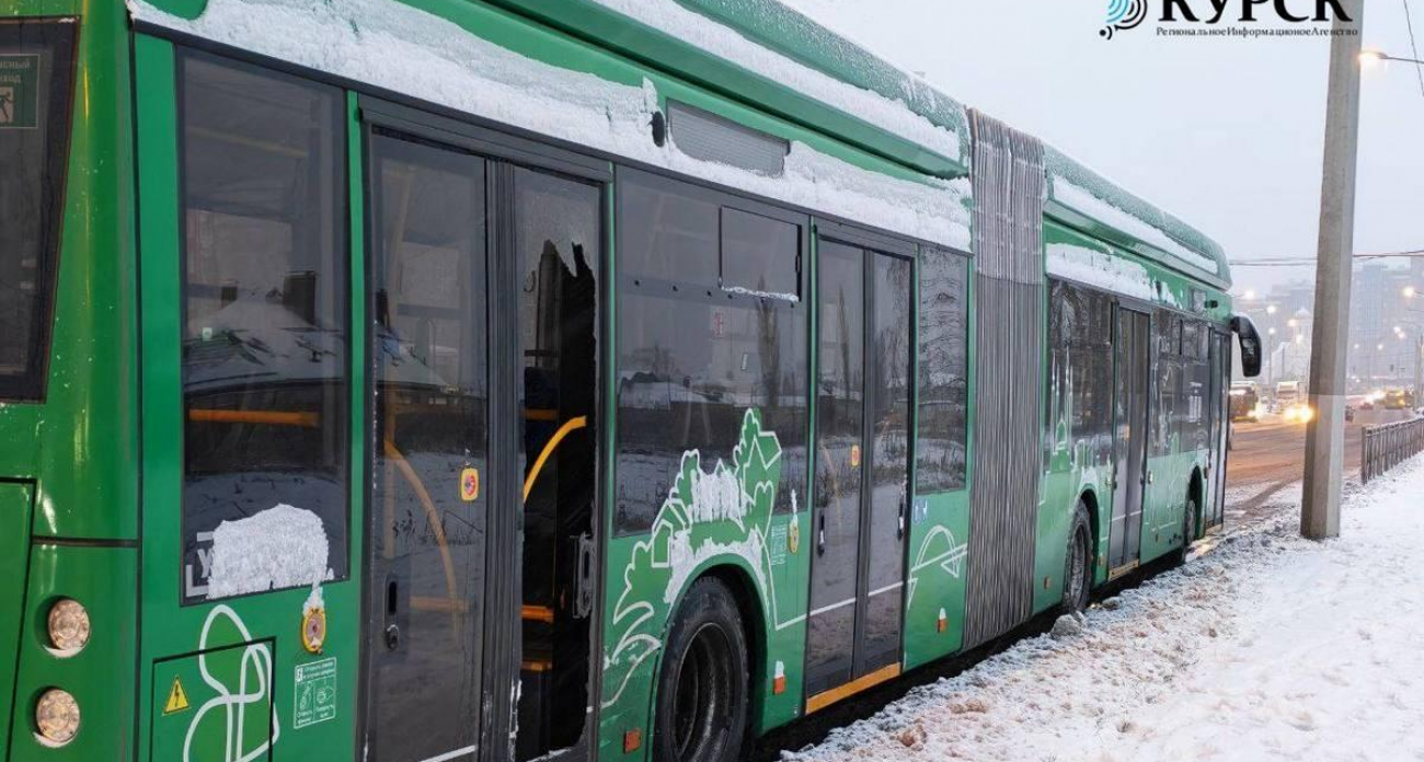 Новый троллейбус-гармошка простоял всего день: на конечной разбили дверь