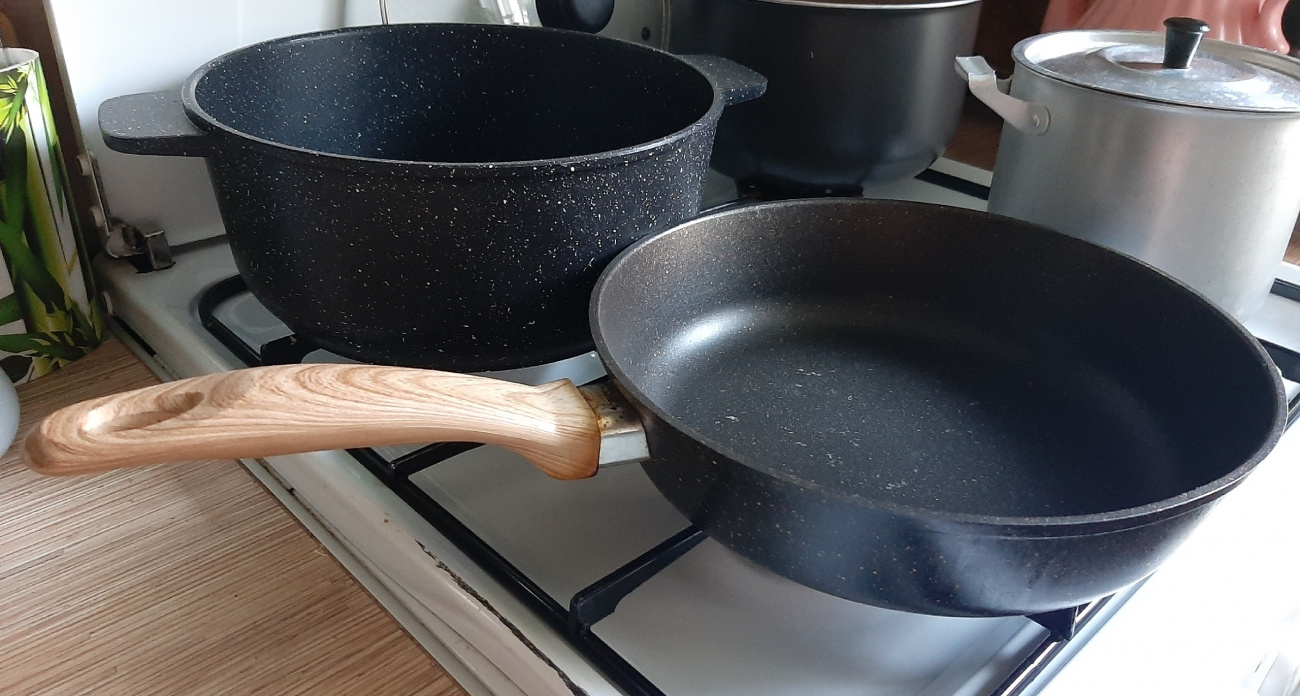 Не спешите выкидывать старую сковороду: эти 4 дешёвых способа спасут даже самое «безнадёжное» дно за минуты