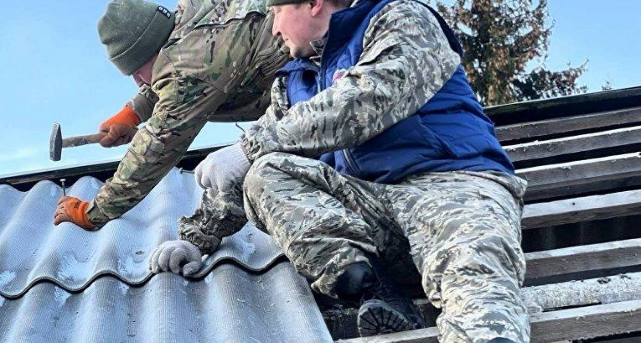 80 домов и 2500 кв.м кровли: волонтеры «Единой России» восстановили Льговский район