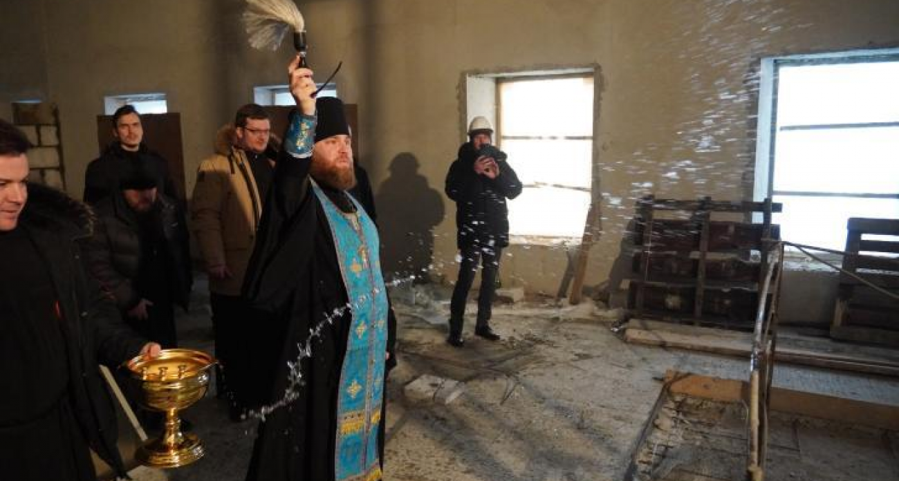 Первый молебен за 106 лет: святую воду пролили в курской гимназии