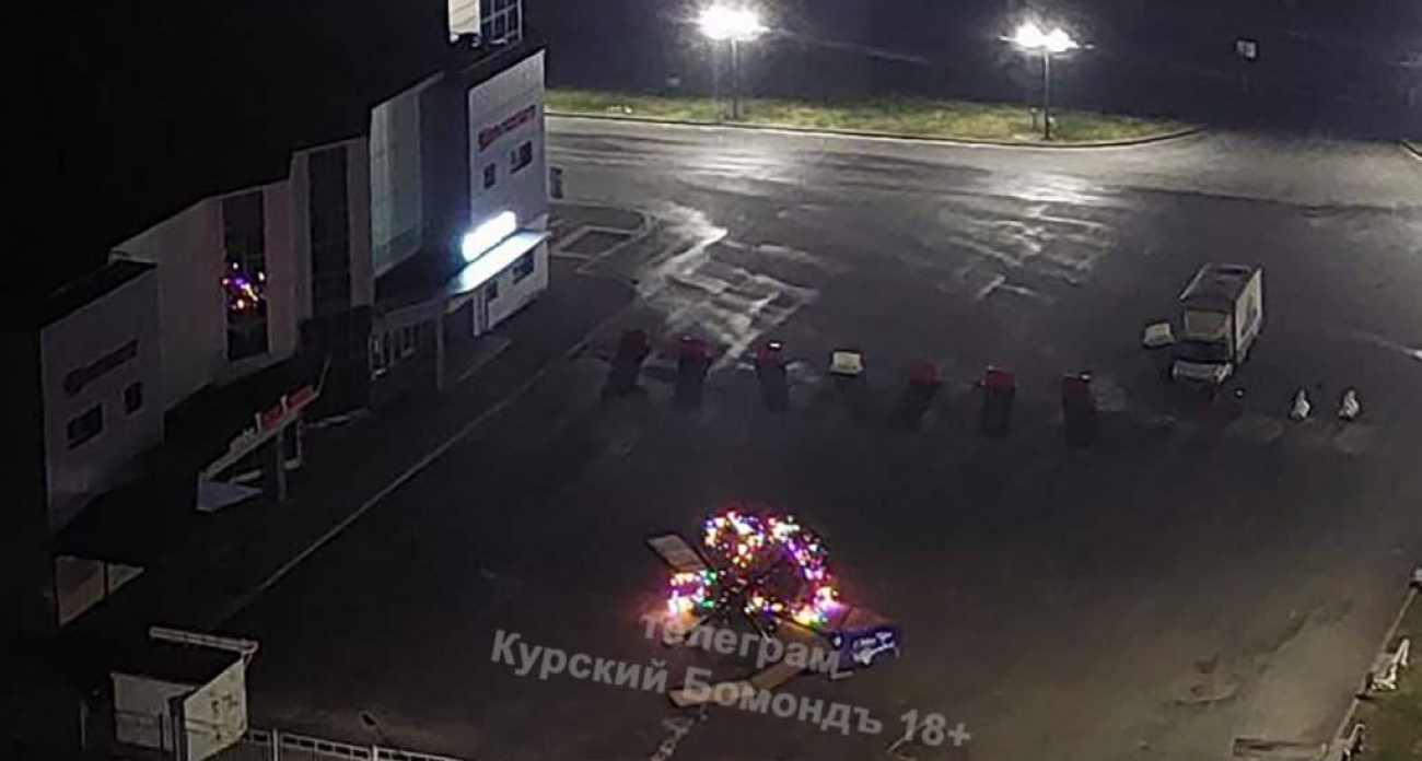 Штормовой ветер в Курске повалил ёлку и обесточил микрорайон