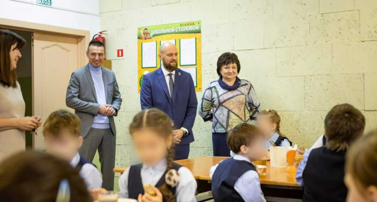 Мэр Курска нагрянул в школьную столовую после жалоб в соцсетях