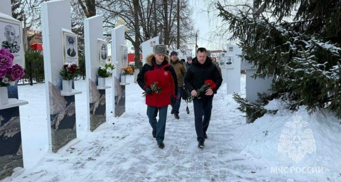 В день юбилея МЧС спасатели почтили двух погибших пиротехников