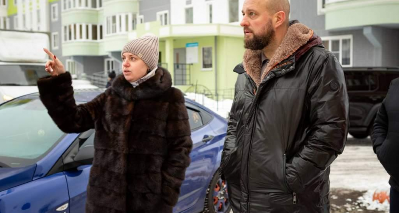 Мэр Курска остановил стройтехнику во дворе: 10 кленов вместо извинений