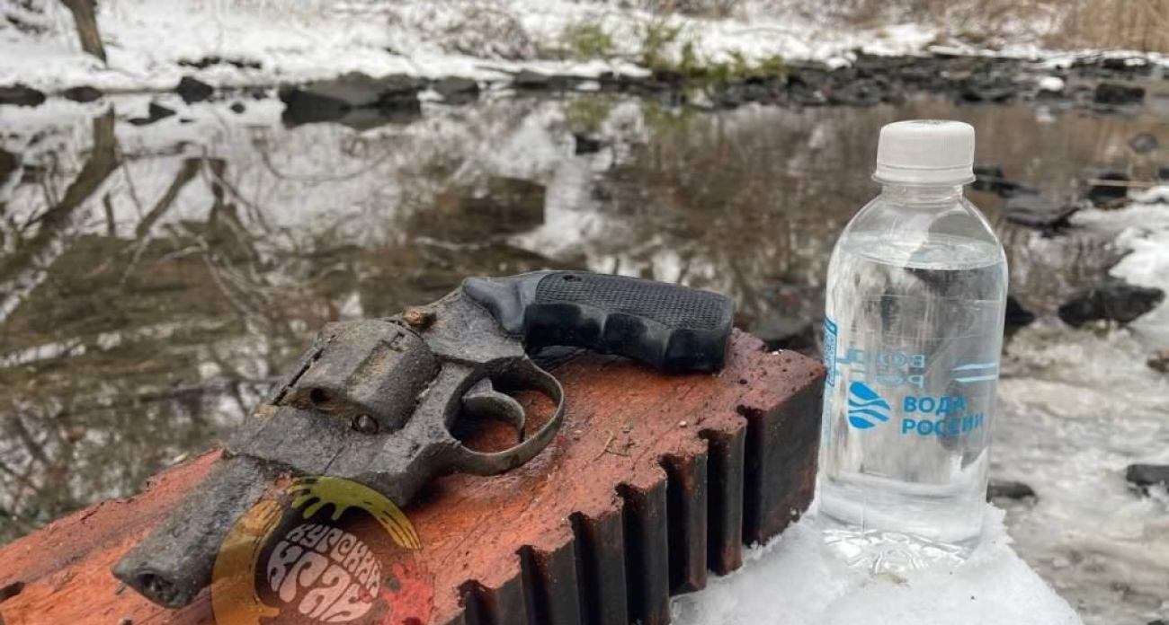 Курские волонтеры извлекли из реки револьвер среди тонн мусора