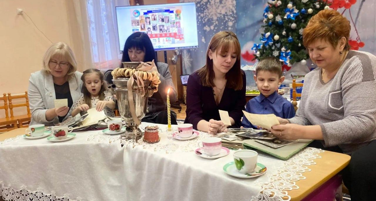 Родители и дети собрали семейную историю в теневом театре и на временной линии