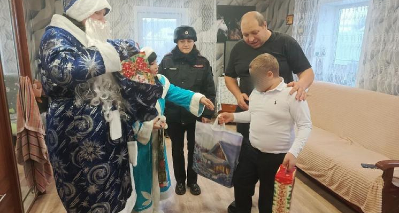 Полицейский Дед Мороз научил детей Ярцева безопасности в Сети и у воды