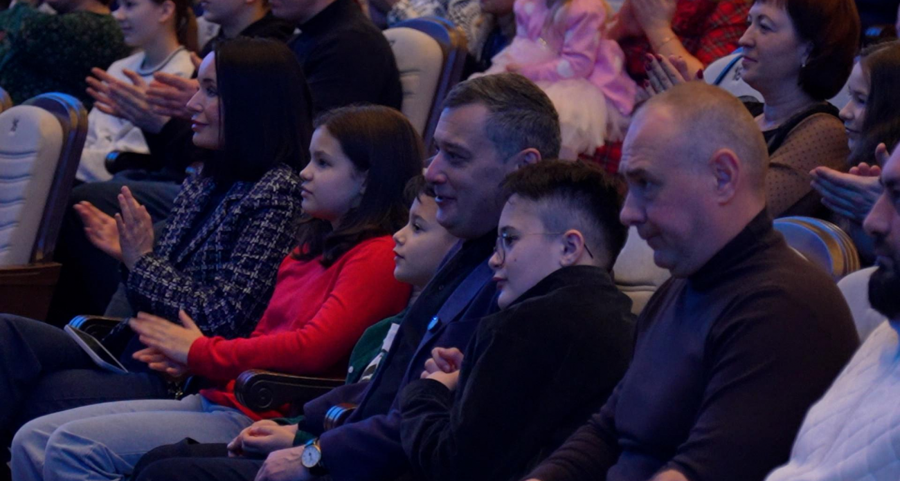 Хинштейн с семьей погрузился в волшебный мир «Емелина счастья» в Курске