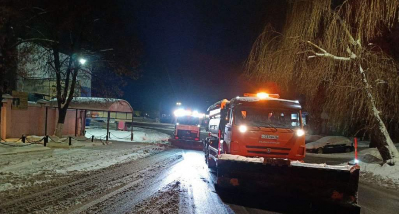 Курск в режиме боевой готовности: 74 машины круглосуток чистят город от снега