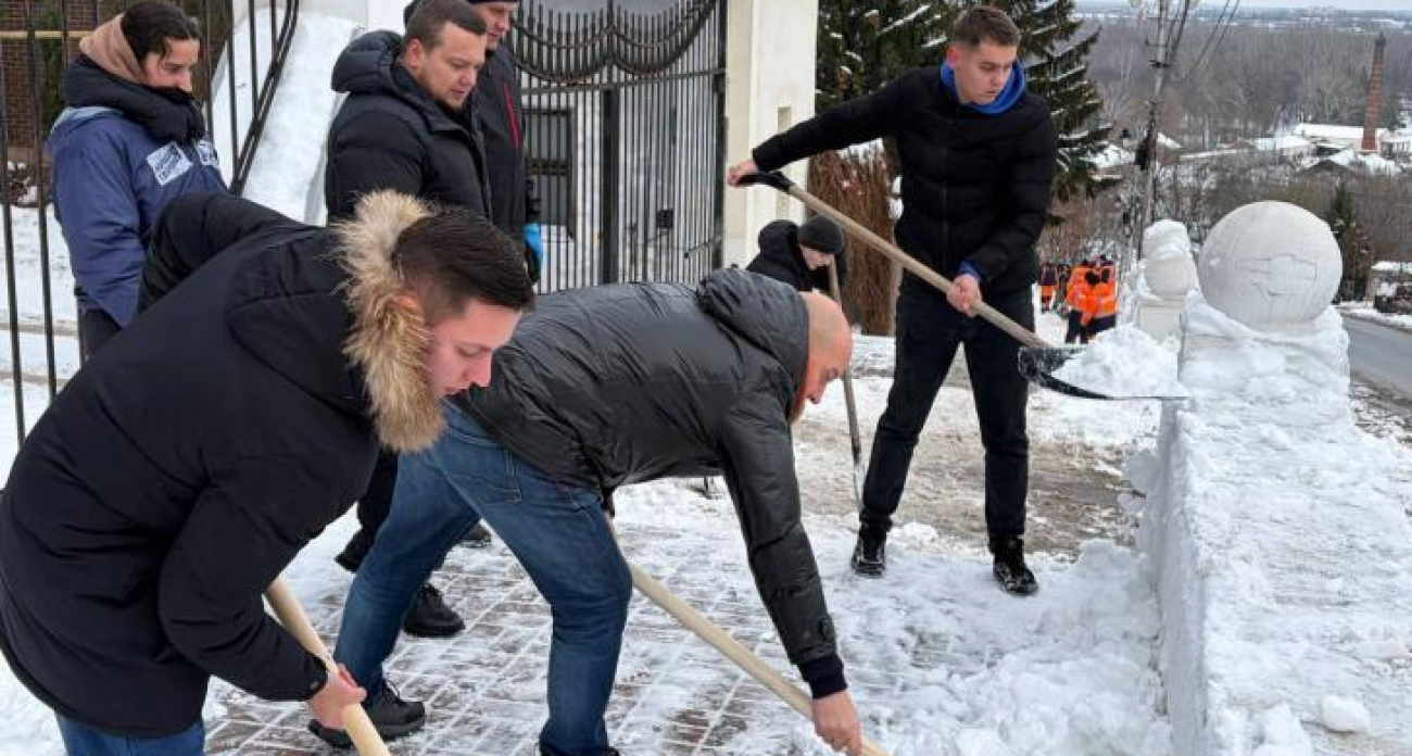 Мэр Курска лично расчистил лестницу от снега вместе с активистами