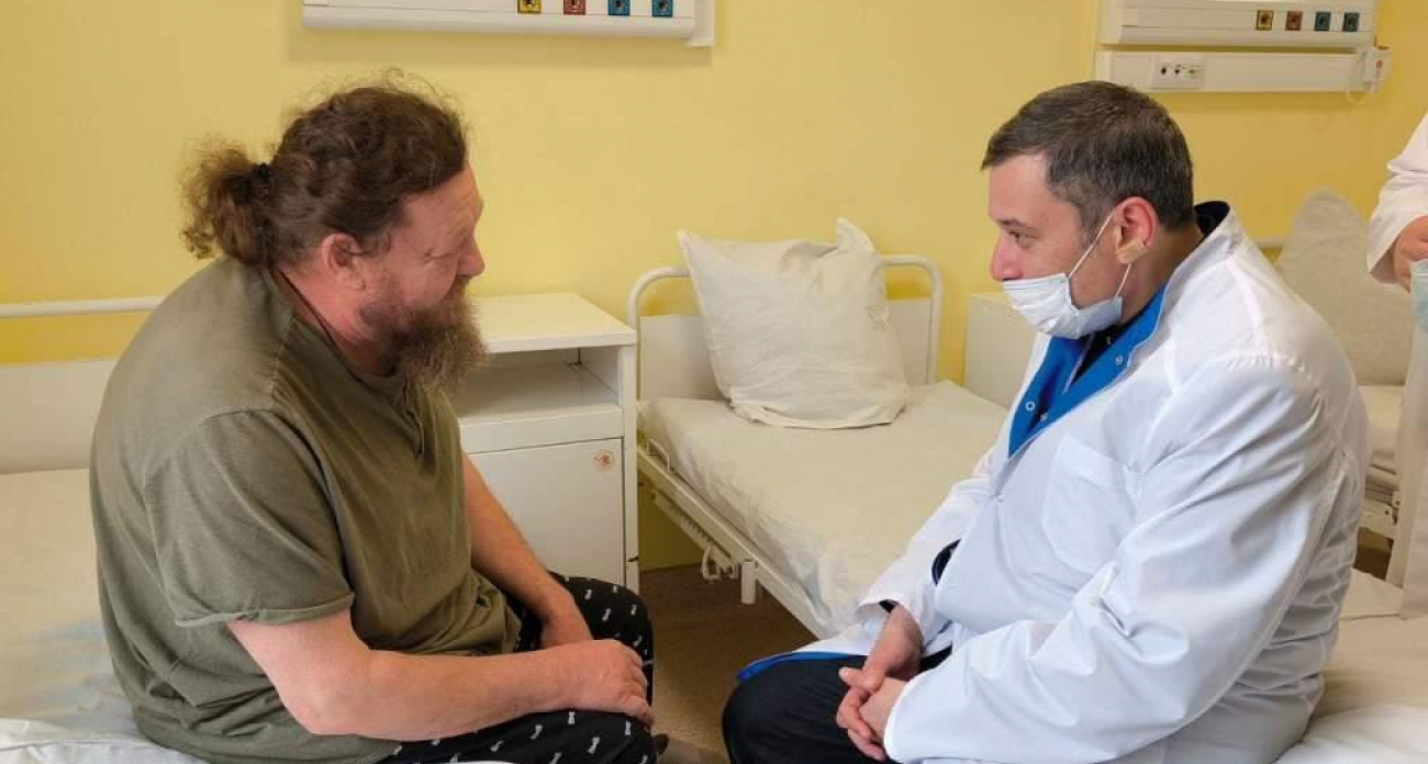 «Не могу оставить служение»: священник из Суджи потерял глаз при атаке беспилотника, но вернётся к прихожанам