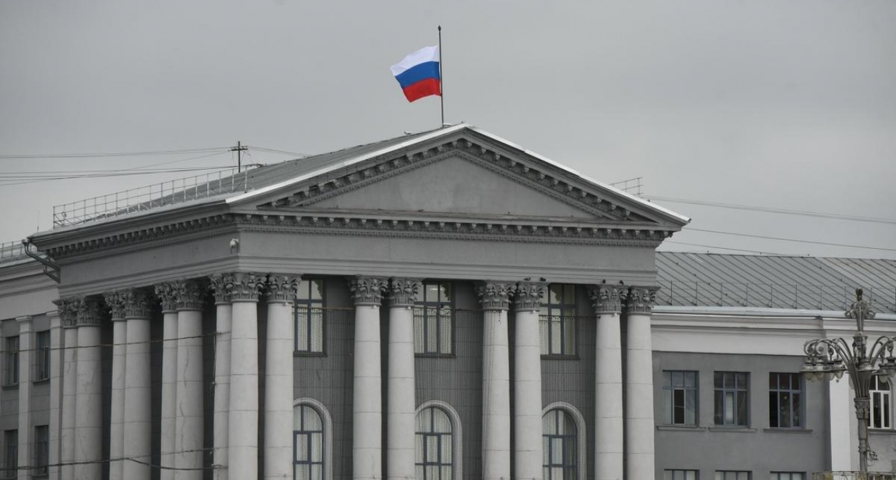 «Одно стекло – 50 000 рублей»: мэр Курска требует жестко наказать молодёжь за обстрел остановки