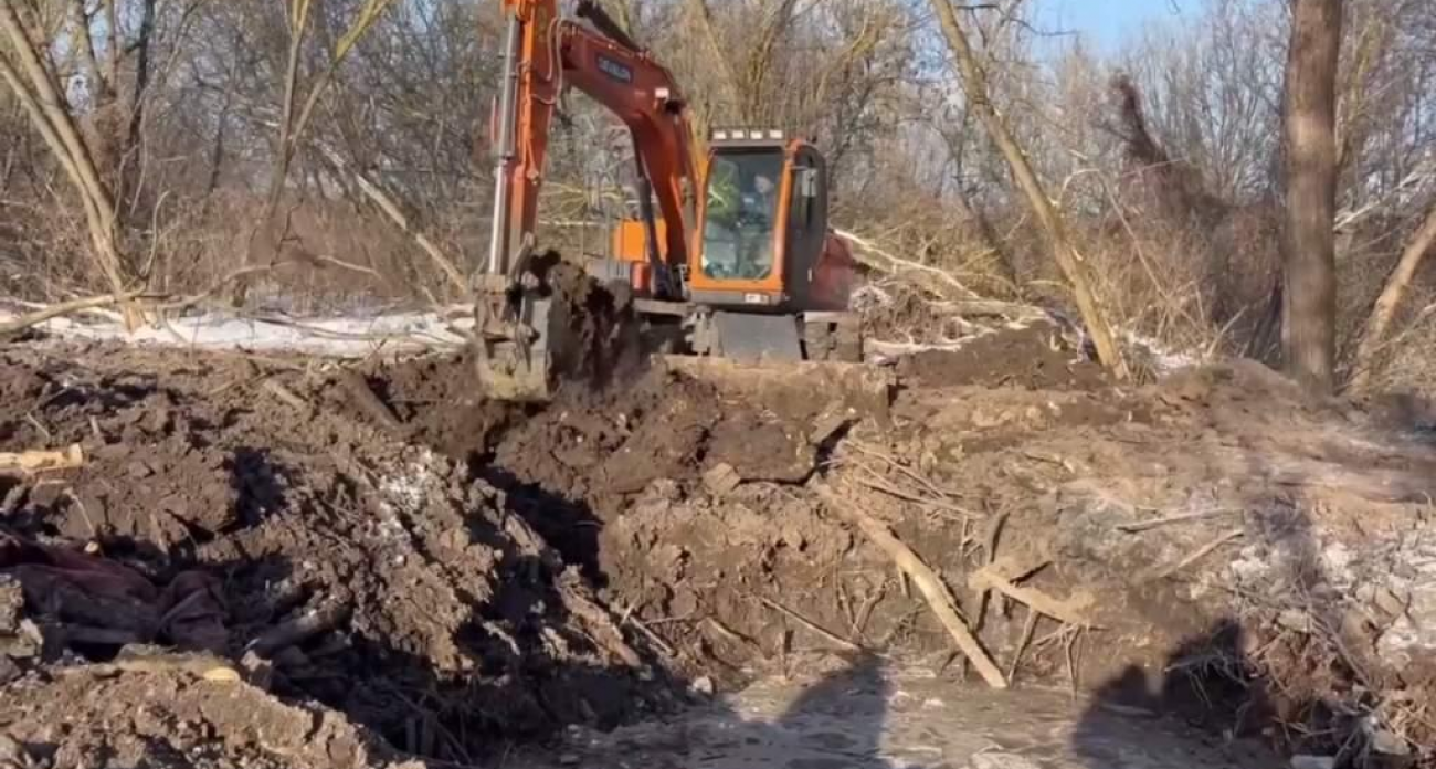 Экскаватор в болотистой местности: глава Курска выехал на ночной прорыв канализации, угрожающий реке