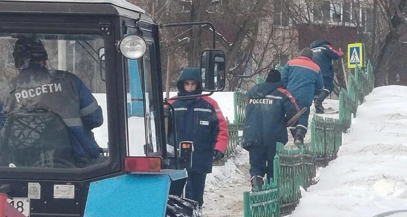 «Россети» за сутки ликвидировали опасную наледь у дома на Энгельса после жалоб курян и вмешательства мэра