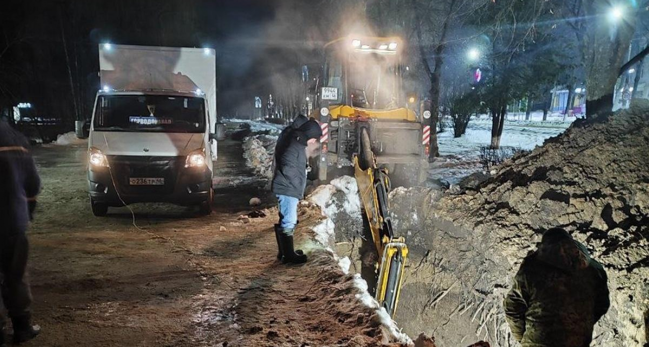 Героическая ночная битва с морозом: бригада Горводоканала ликвидировала крупный порыв водопровода в Железногорске