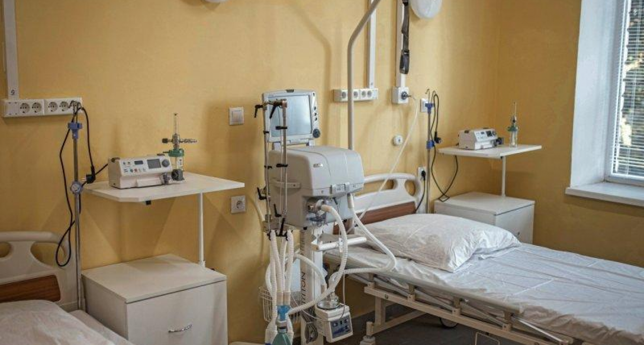 После ДТП со сломанной бедренной костью: Хинштейн впервые за время губернаторства пропустил заседание Правительства