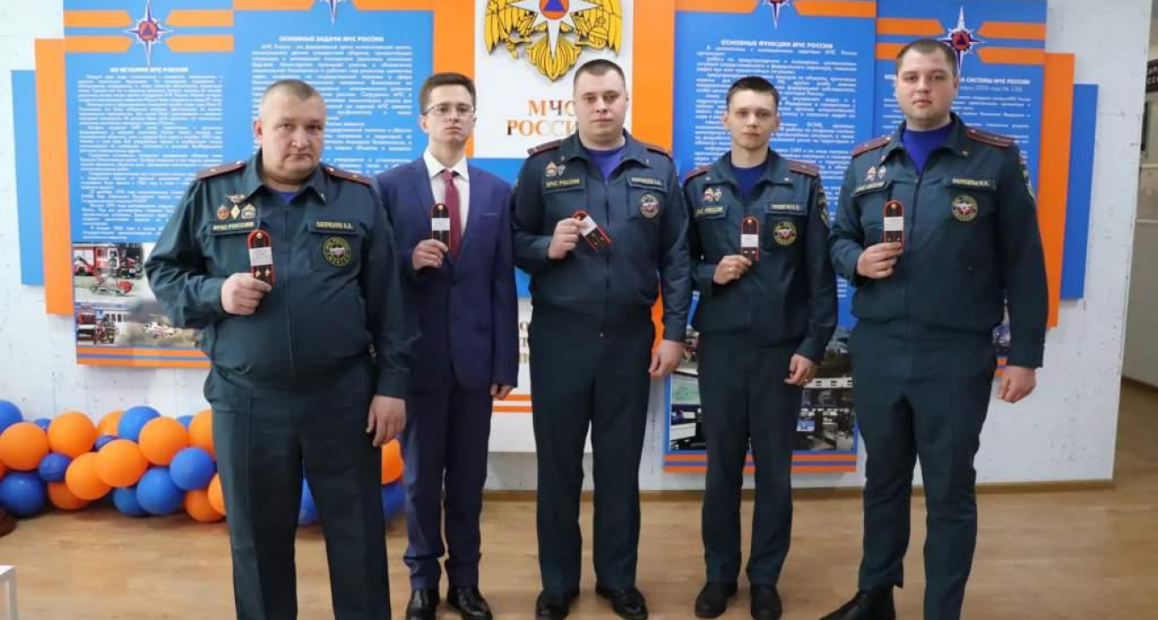 Генерал-майор МЧС вручил новые звания: 6 из 7 курских спасателей продвинулись по службе