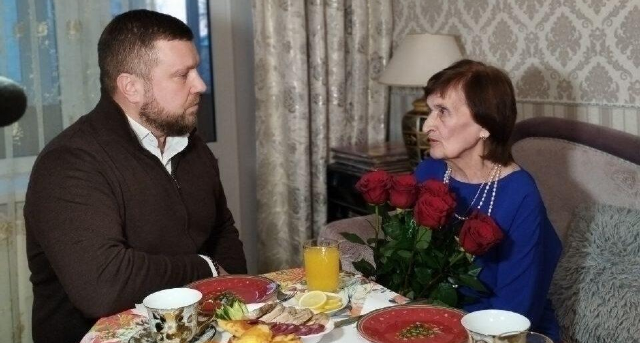 «Кормила лепёшками из опилок»: замгубернатора встретился с блокадницей, пережившей смерть сестёр