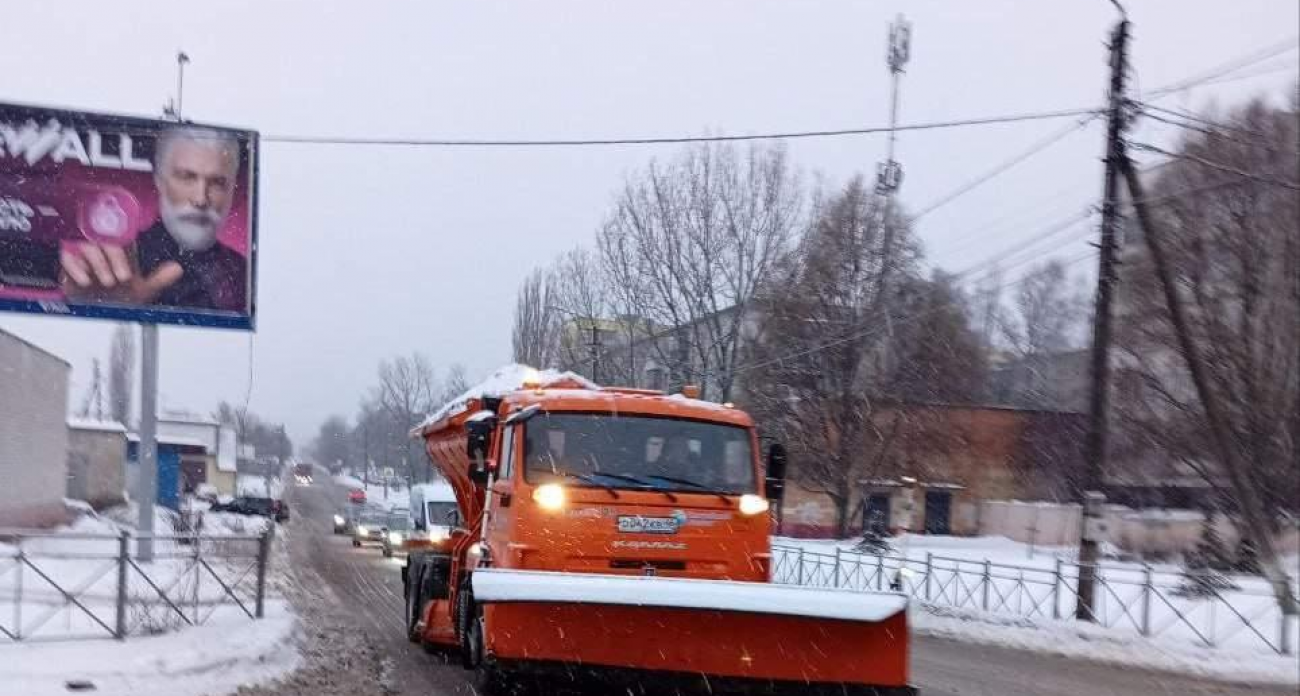 30 единиц техники против снежного коллапса: курские дорожники работают круглосуточно из-за сильной метели