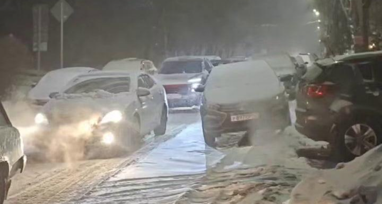 Борьба со стихией: 300+ машин расчищают 6000 км курских дорог после ледяного шторма