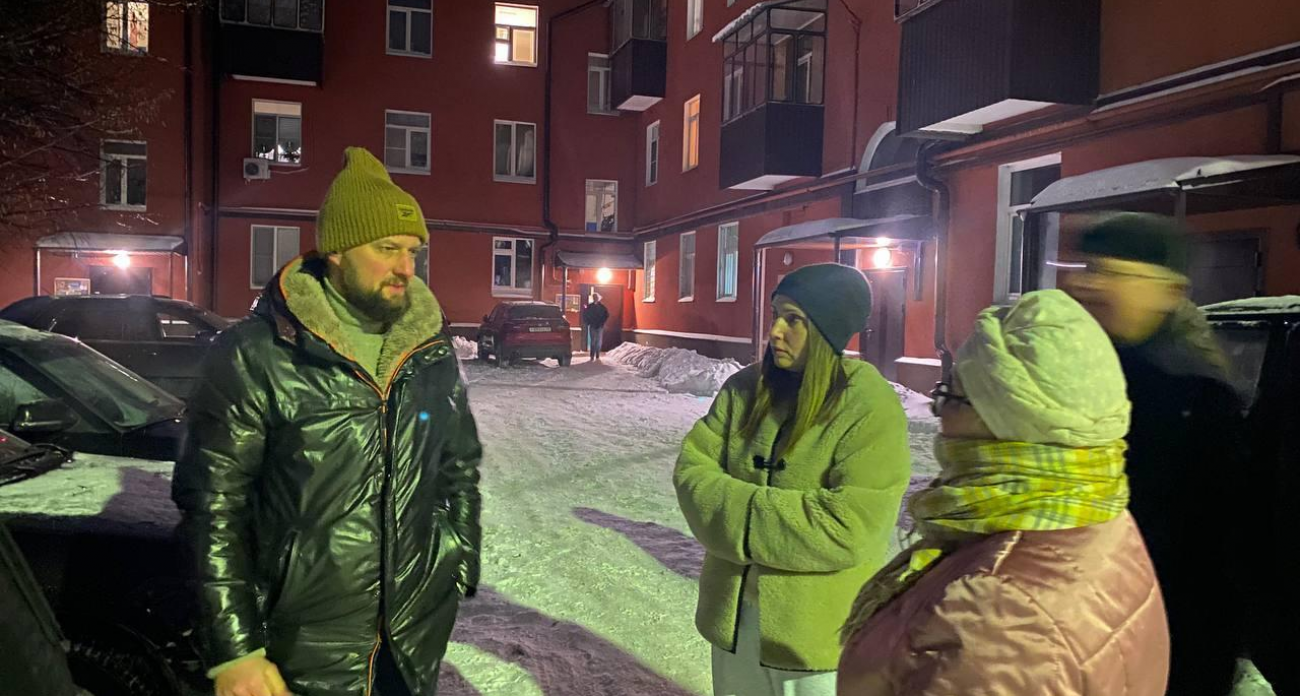 Мэр Курска лично осмотрел дом, где обломки сбитого беспилотника выбили окна и повредили входную дверь