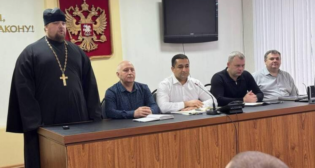 Отец Дамиан окропил полицейских крещенской водой и посетил изолятор временного содержания