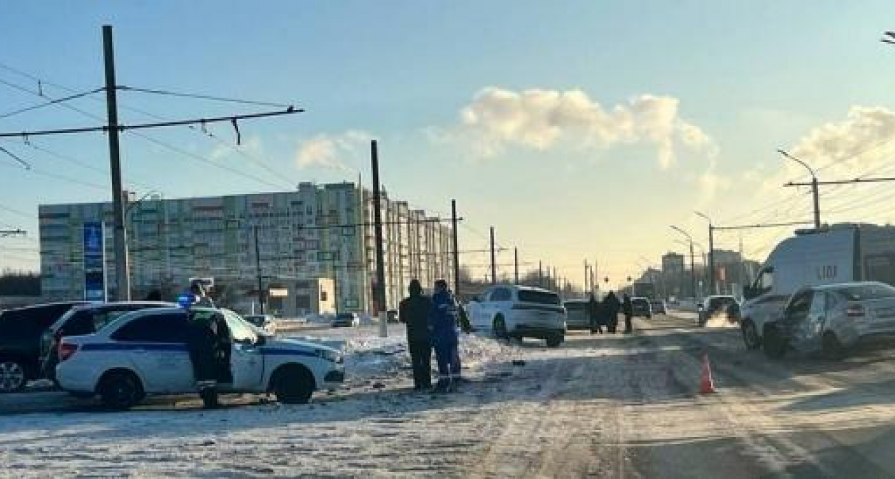 Жесткое столкновение на Энгельса: автомобиль вылетел на трамвайные рельсы, парализовав движение к Льговскому повороту