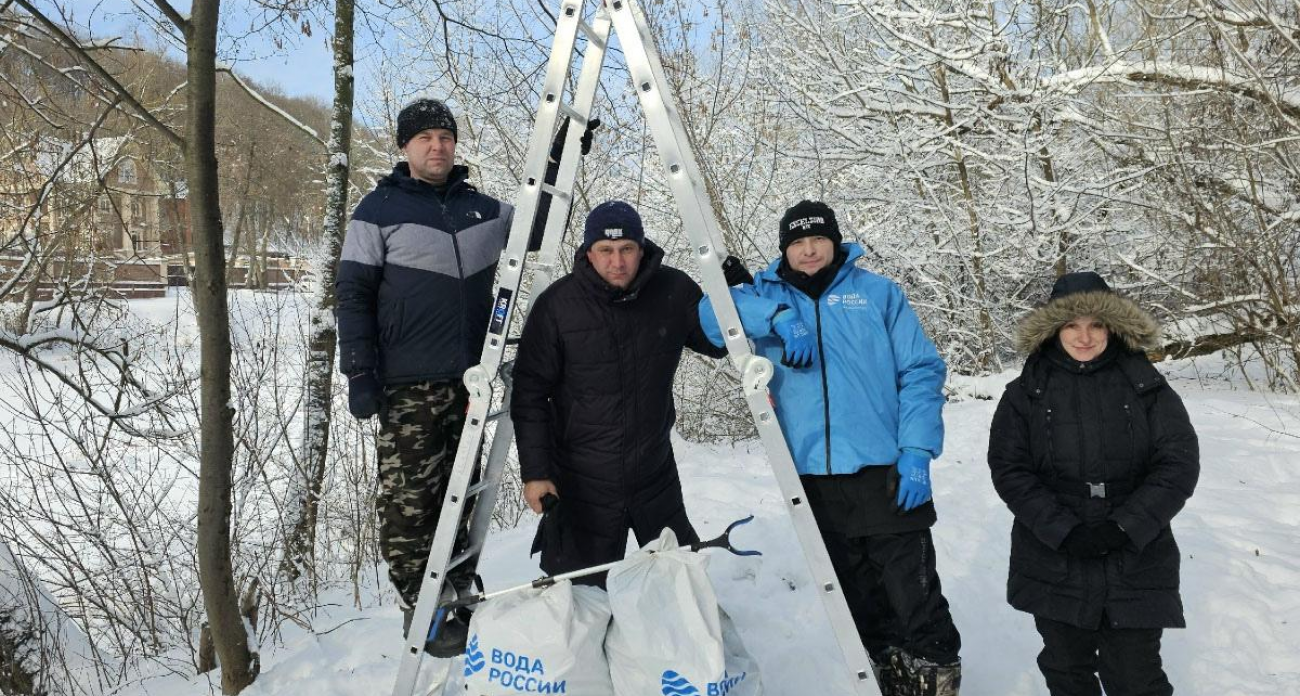 Экстремальный подвиг: курские активисты два часа лазили по деревьям, спасая Тускарь от 3 мешков мусора