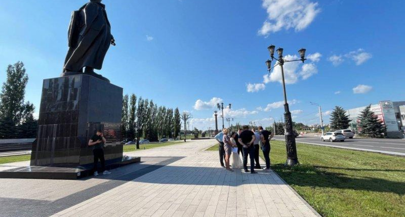 «Загорается сама, но никто не знает как»: Мистическая история курского парка с фонарями-призраками длится почти год