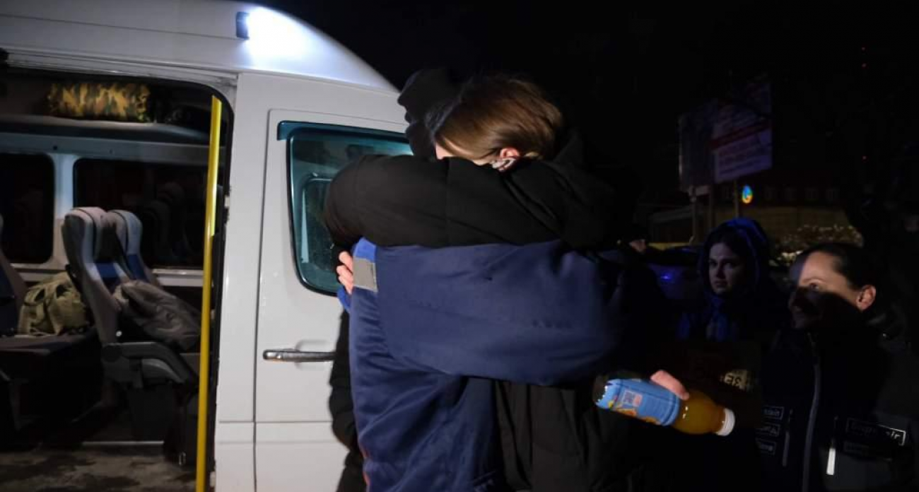 «Обеспечены всем необходимым»: 10 освобожденных из украинского плена курян встретили ночью власти и медики