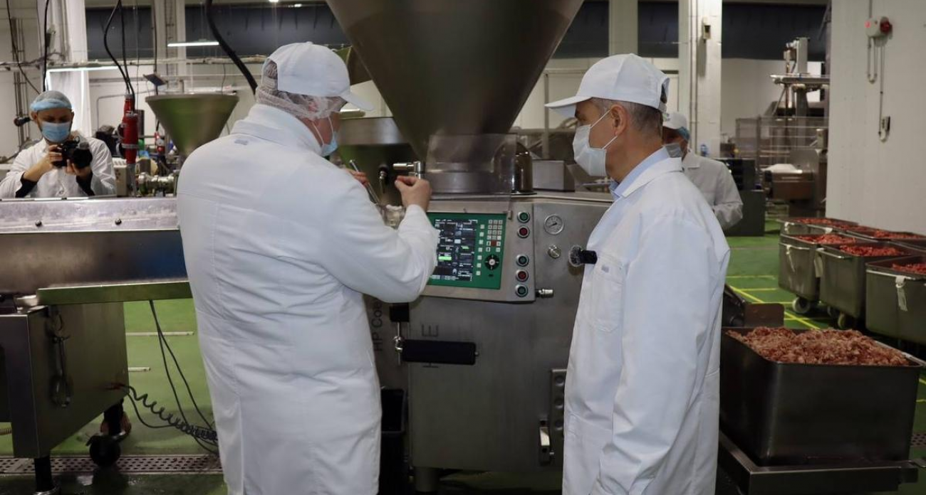 300 тысяч тонн мяса в год: и.о. губернатора Чепик посетил уникальный мясокомбинат без аналогов в России