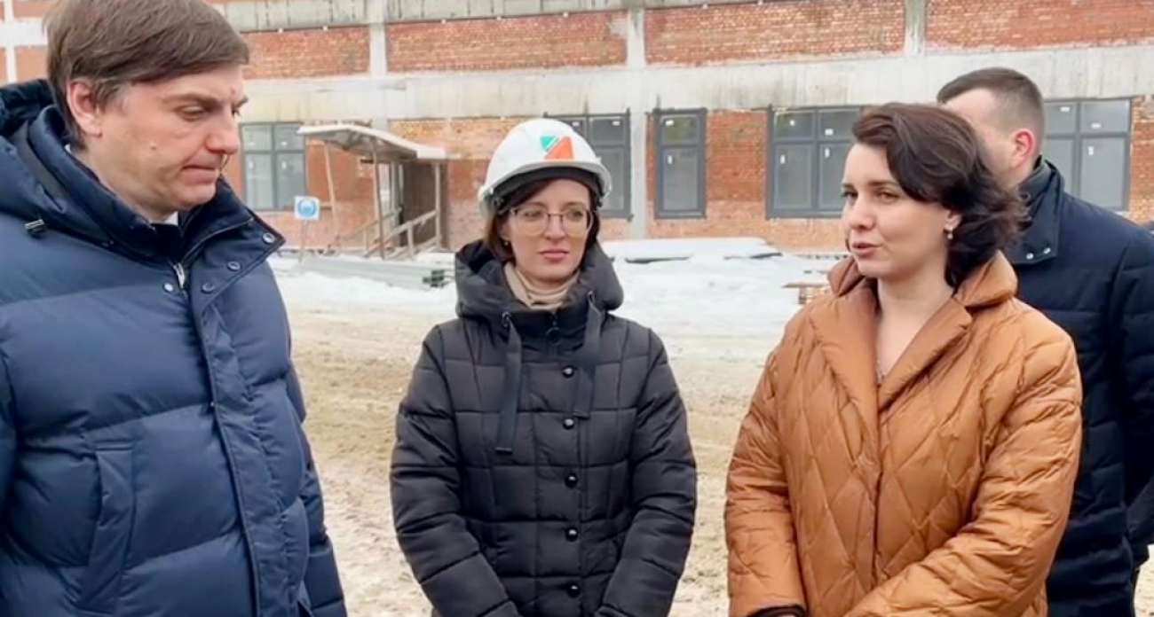 Гигант на Плевицкой: в Курске возобновили строительство школы на 1600 мест с двумя бассейнами после годового простоя