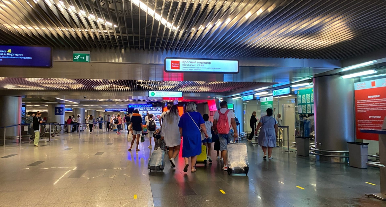 Туристы и турагенты в шоке: счета замораживают пачками, а деньги зависают на недели