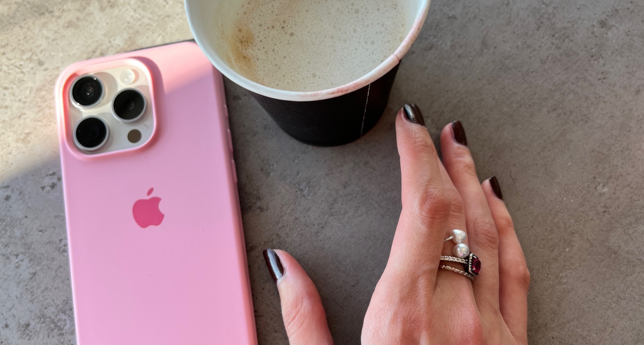 Коробка от айфона как предмет гордости: почему 77% россиян не выбрасывают упаковку