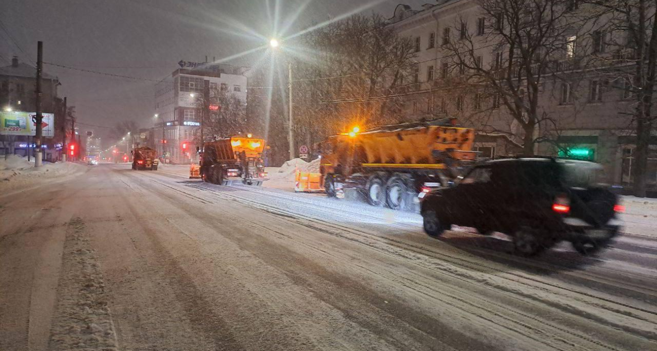 Ночной штурм стихии в Курске: 88 машин и 167 рабочих сражаются с бесконечным снегопадом