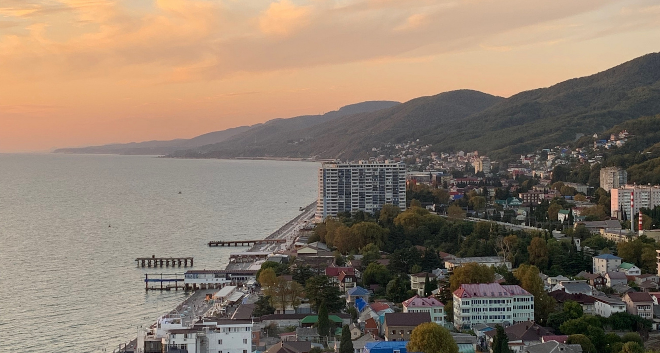 Цены не «южные», а почти московские: туристы в Сочи отдыхают, а местные выживают — честный рассказ о ценах, пробках и сырости