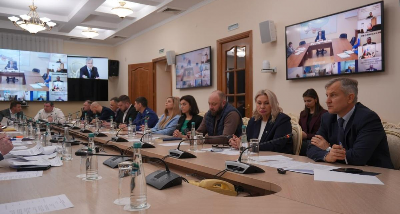 Снежный удар по Курской области: 1,5 нормы осадков за два дня и 1500 жалоб вывели на дороги 410 машин