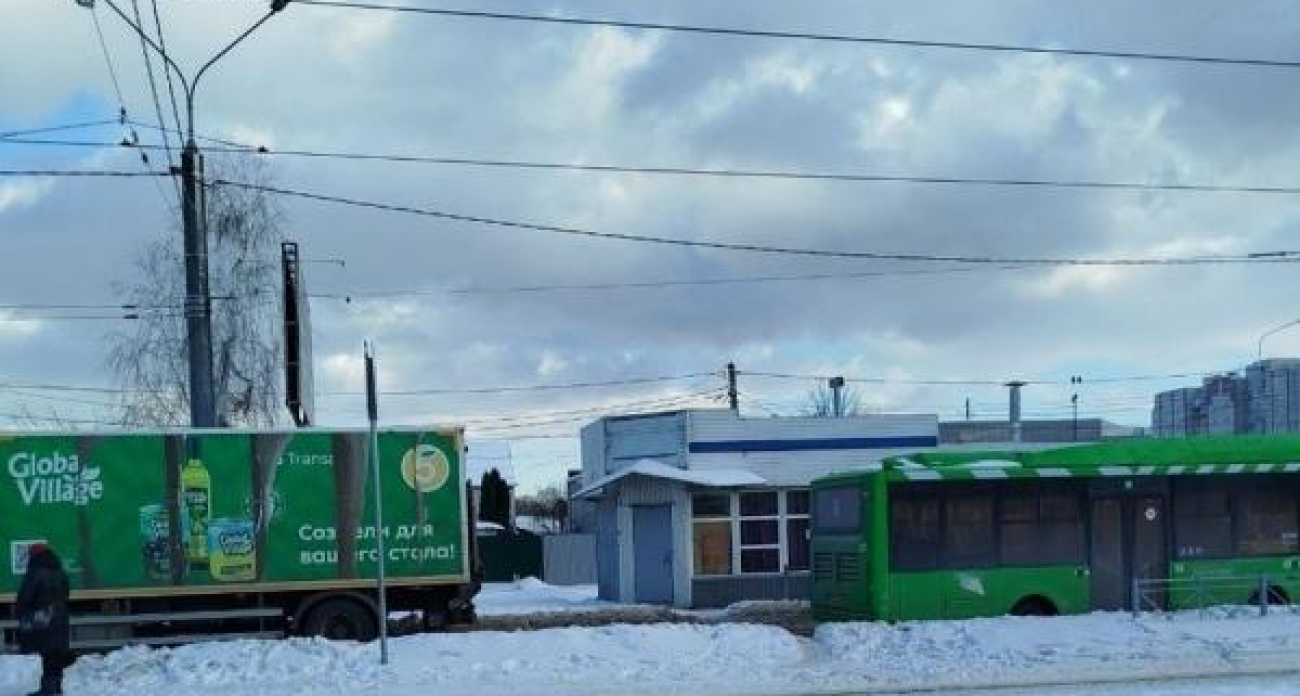 Вечерний коллапс в Курске: «Волгабас» и грузовик заблокировали Октябрьскую, парализовав движение в округе