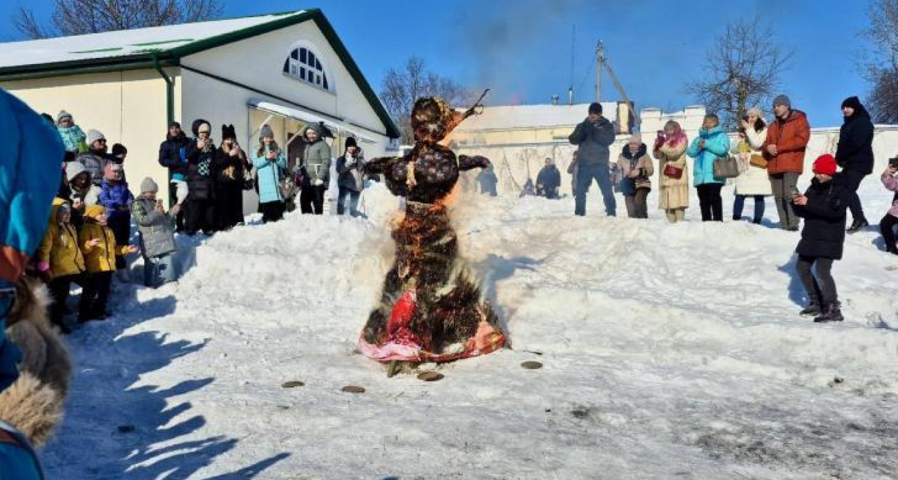 Гигантские валенки и деревянные штанги: в усадьбе Фета с песнями и блинами сожгли чучело зимы