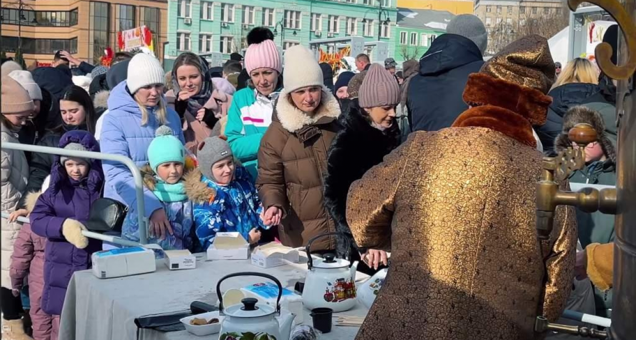3000 блинов и самовар-гигант: в Курске 7,5 тысяч гостей сожгли Масленицу менее чем за минуту