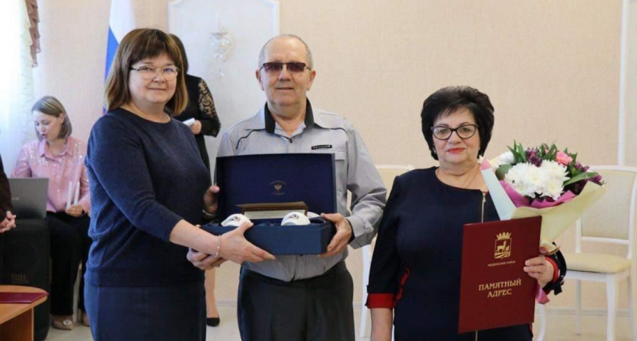 90 лет любви на троих: три поколения семьи из Курской области одновременно отметили юбилеи свадеб