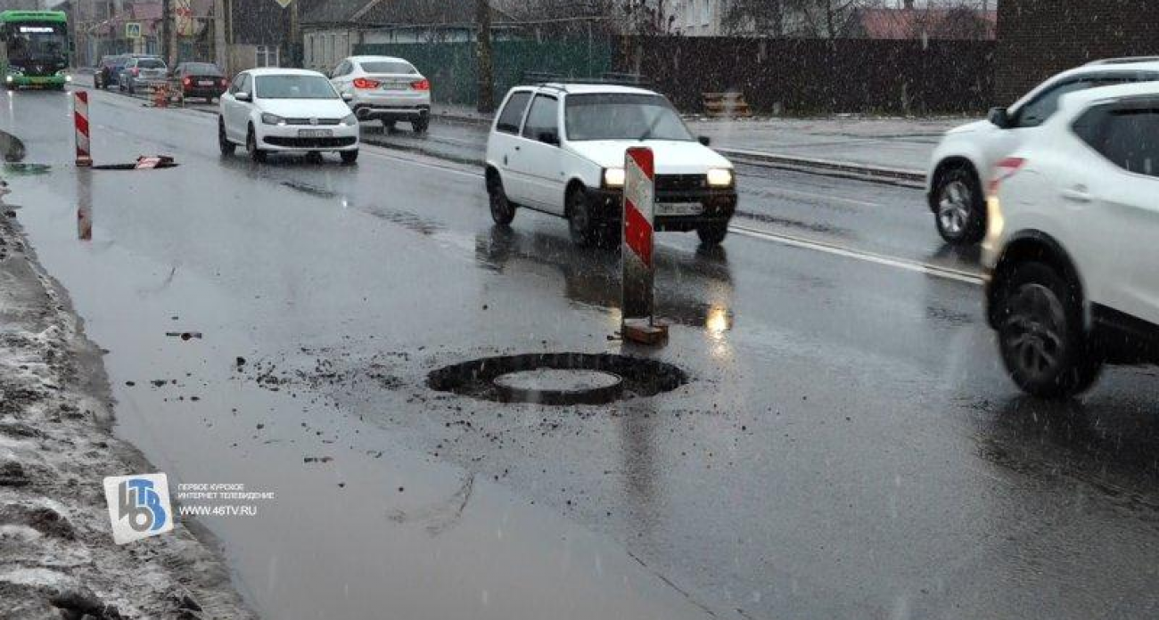 Снегоуборочная техника разрушает дороги Курска: колодцы проваливаются массово