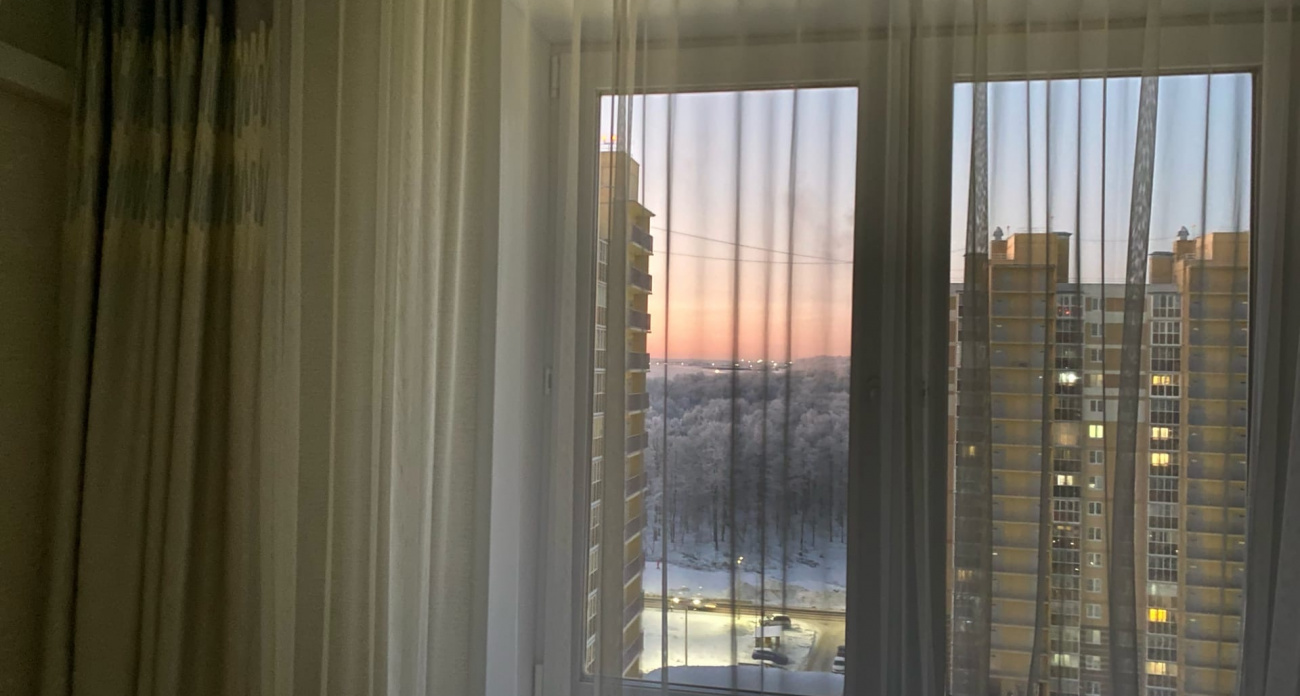 Тюль до пола больше не в моде: в Европе от этого отказываются в пользу римских штор, а в России это знак уюта