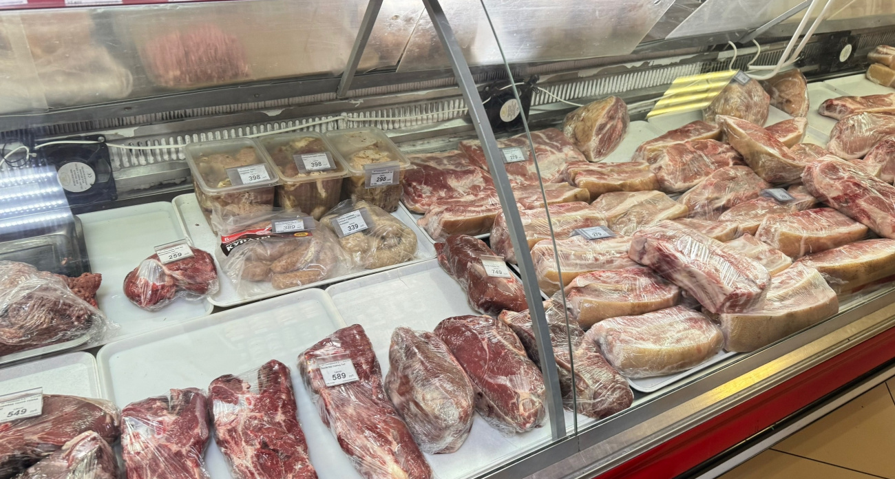 Цены рухнули до смешного: зашел в "Светофор" за хлебом, а вышел со свининой по 160, скумбрией по 210, и паштетом за 24 рубля