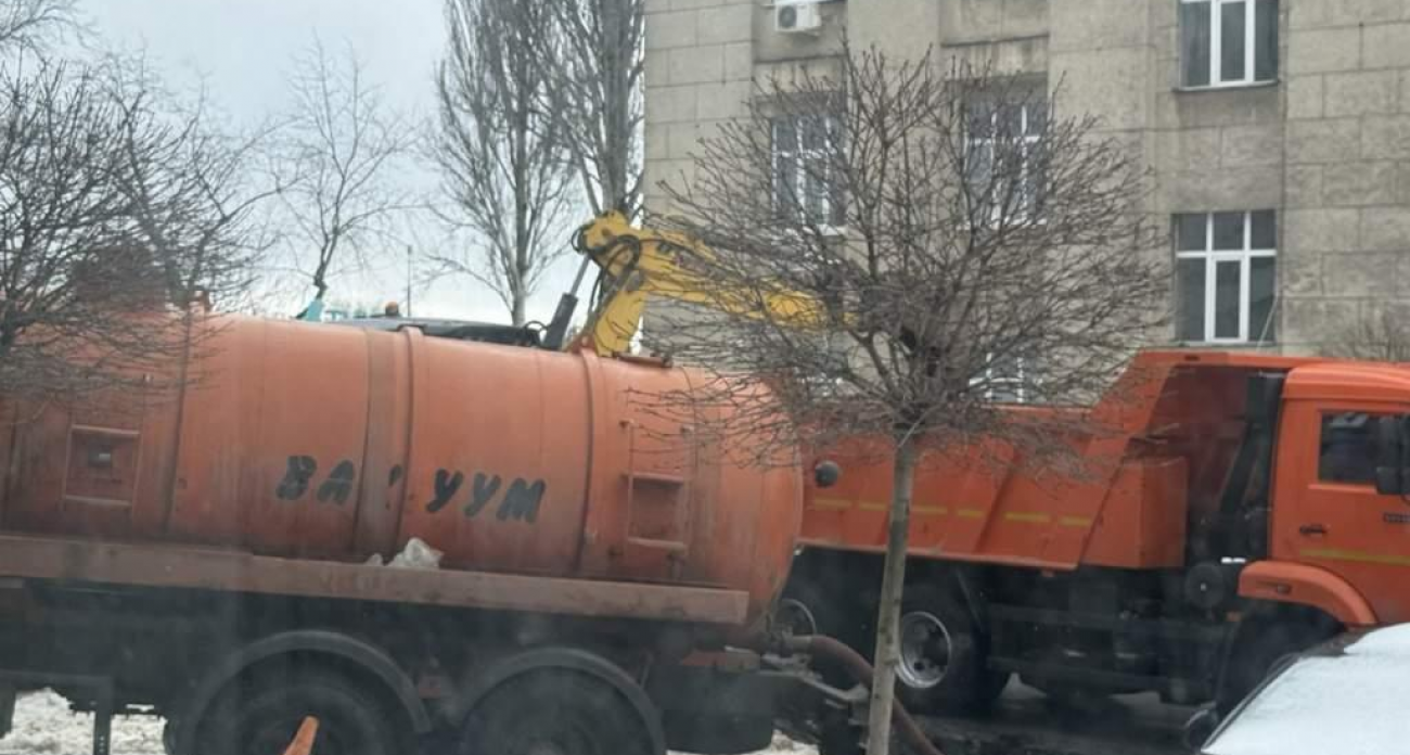 Центр Курска остался без воды до вечера из-за аварии на Ленина